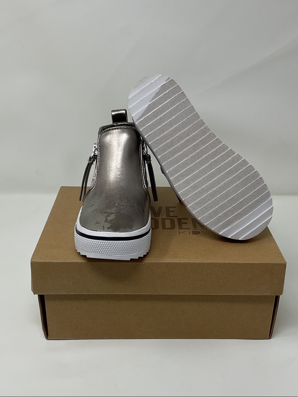 Steve Madden Silver Metallic Low-Top Slip-On ankle boots with Zippers booties 9